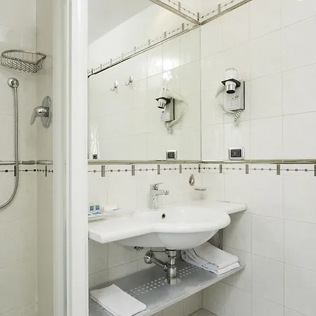 מלון Millennhotel 3*