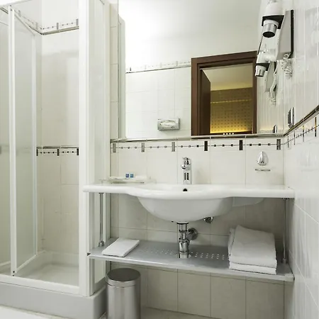 מלון Millennhotel 3*