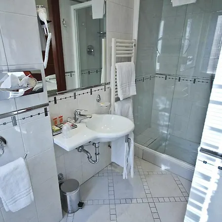 מלון Millennhotel 3*