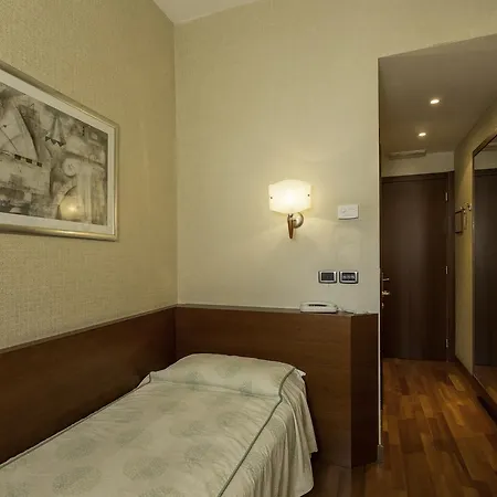 מלון Millennhotel 3*